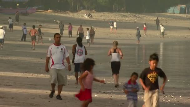 ビーチにバリの人々 のワイド ショット — ストック動画