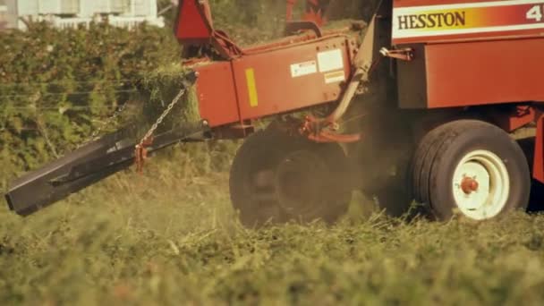 Çiftlikte Bir Kare Saman Balya Orta Atış Balya Makinesinin Hareketlerini — Stok video