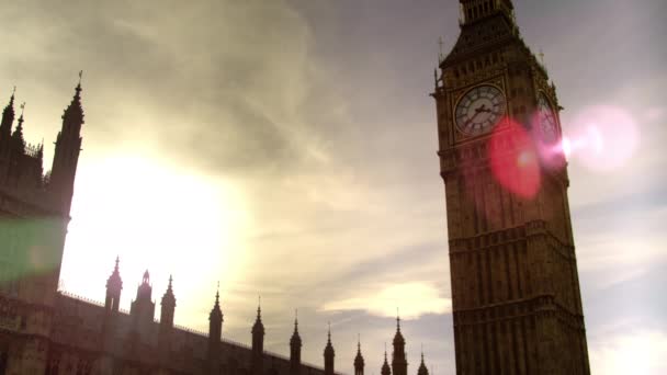 오후에 촬영된 런던의 시계탑의 햇빛이 눈부시고 하늘에 구름이 다채로운 플레어가 — 비디오