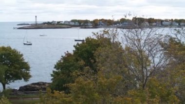 Fort Sewall Marblehead ışık kulesi ve evler Marblehead boyun ve Marblehead Harbor botlara üzerinde gösterilen Promontory ateş kaydırma. Marblehead, Massachusetts.