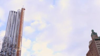 New York'ta beyaz gökyüzü ve skyscapers Panning çekim.