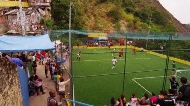 Rio De Janeiro, Brezilya - Haziran 2013: Ipanema plajında futbol (Abd) veya futbol (Uluslararası) oynayan bir grup gencin yavaş çekim, pan'ı, Rio de Janeiro, gün batımında.