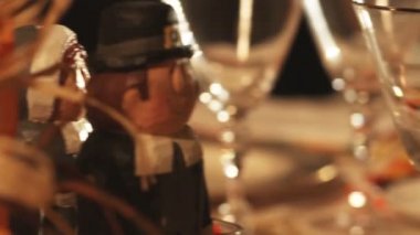 Süslemeleri kavrulmuş Türkiye olarak bir Şükran günü masaya yakın çekim pan üzerine yerleştirilir.