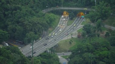 Bu sabah erken gündüz Rating Rio de Janeiro, daha az araba kuzeye tünel oluşturulmuş bir kesişme noktalarında vurulmuş. Gradualley klip bitmeden önce trafik yine her iki tarafta alır. Yanıp sönen bir ışık ağaçların arkasında görülebilir.