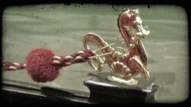 Venedik'te bir gondol teknede bir altın ejderha bir yakın çekim. Vintage stilize video klip.