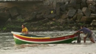Rio De Janeiro, Brezilya - Haziran 2013: Üç adam bir tekne su Rio de Janeiro, Brezilya için bastırıyor kadeh