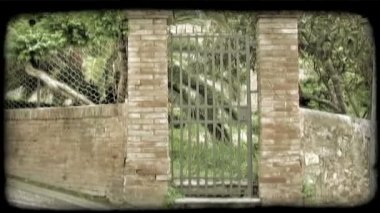 Bir kapı ve çit İtalya bir özelliğinin statik bir kadeh. Vintage stilize video klip.