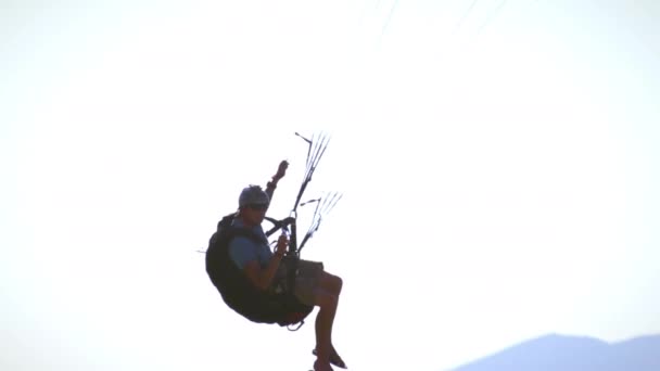 Yamaç Paraşütü Yapan Bir Adam Çimenli Tepeye Iniş Için Geliyor — Stok video
