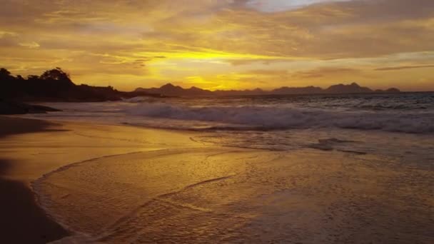 Yavaş Çekim Şeytanın Plajında Kum Isabet Dalgalarıdolly Itme Praia Diabo — Stok video