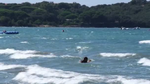 Ampia Foto Una Ragazza Boogie Boarding Nell Oceano Punta Ala — Video Stock