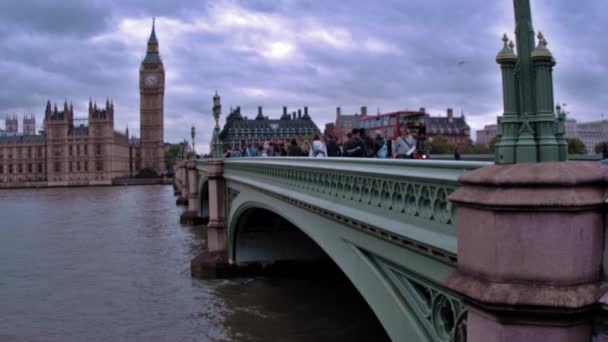 Londen Engeland Oktober 2011 Ongeïdentificeerde Personen Auto Cross Westminster Bridge — Stockvideo