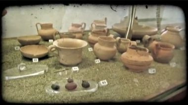 Eski İtalyan tencere bir sürü çekim bir elini tuttum. Vintage stilize video klip.