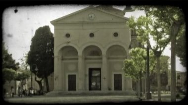 Plaza üzerinde yürüyen bir insan vurdu, bir bina İtalya dışında görüntülemek. Vintage stilize video klip
