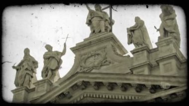Roma'da bir binanın tepesinde ki heykellerin bir fotoğrafı. Vintage stilize video klip.