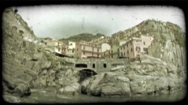Kayalık bir plajdan bir İtalyan sahil kasabası Swide angle lens çekim. Vintage stilize video klip.