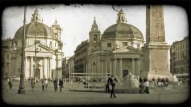 Geniş atış atış ile ortak bir plaza geçen insan. Vintage stilize video klip