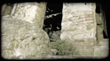 İtalya'da harap bir binanın doğru atış pan. Vintage stilize video klip.