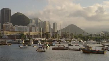 puslu sabah bir Guanabara Körfezi Rio de Janeiro, tekneler demirli.