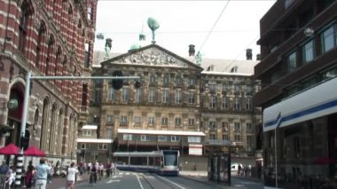 Amsterdam, Hollanda - 2012 yaklaşık: Royal Palace Amsterdam Hollanda tarafından geçen tramvaylar.