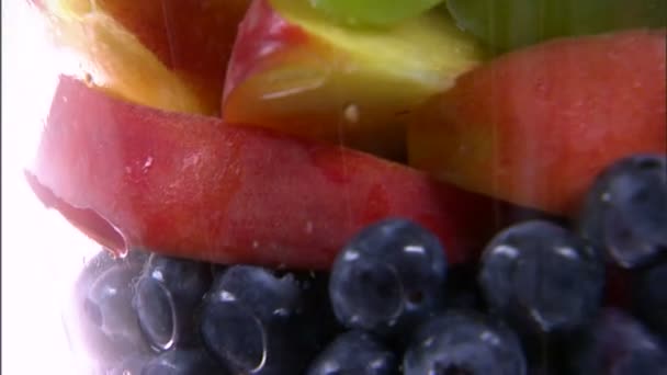 Uma Inclinação Uma Variedade Frutas Vaso Girando Uma Tela Branca — Vídeo de Stock