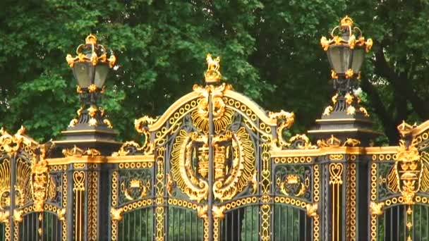 Κοντινό Πλάνο Πύλες Στο Buckingham Palace Λονδίνο — Αρχείο Βίντεο