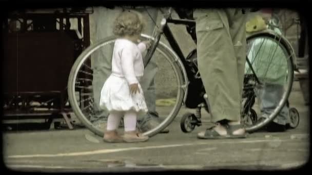 イタリアの女の子は 男のバイクのタイヤで演じています ビンテージの様式化されたビデオ クリップ — ストック動画