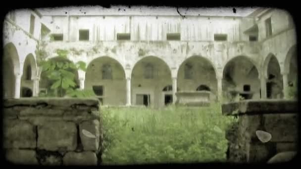 Shot Van Een Binnenplaats Een Gebouw Italië Vintage Gestileerde Videoclip — Stockvideo