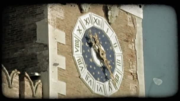 Tiro Cara Reloj Una Torre Reloj Italia Vintage Clip Vídeo — Vídeo de stock