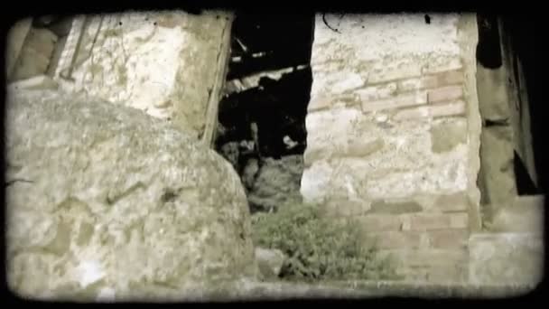 イタリアで荒廃した建物の右のショットをパンします ビンテージの様式化されたビデオ クリップ — ストック動画