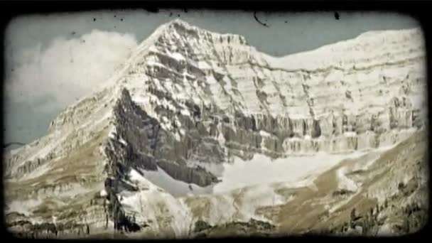 Picos Altos Montaña Acantilados Laderas Cubiertas Nieve Pinos Con Pinos — Vídeo de stock