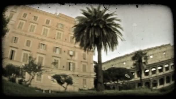 ローマの古い建物とコロッセオのパン ヴィンテージ様式化ビデオクリップ — ストック動画