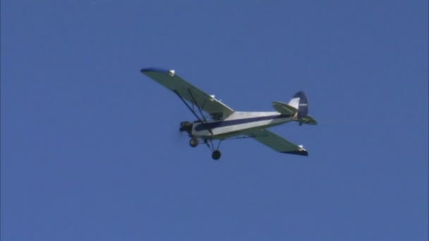Tiro Pequeno Avião Puxando Anúncio Através Céu — Vídeo de Stock