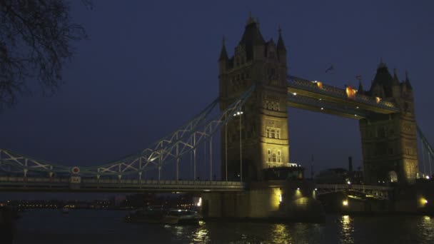 Skott Stå Hög Överbryggar Över Floden Themsen London Natten — Stockvideo