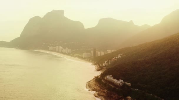 Аэросъемка Береговых Скал Рио Жанейро Соседи Включены Кадры Свет Золотой — стоковое видео