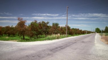 Bir yol kavşak görüntüsünü kaydırma. Bu atışı sırasında gün çekildi. Sağdan sola doğru kamera tava.