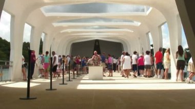 İnsan kalabalığı dolaşmak, fotoğraf çekmek ve Hawaii'deki Pearl Harbor anıt yapı bir parlak ama biraz bulutlu gün gözlemlemek.