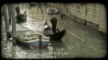 Onun gondol ile bir şair bir kadeh. Vintage stilize video klip.