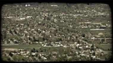 Bakan Utah valley mahalleler, kiliseler, okullar, işletmeler ve parklar yukarıdan pan. Vintage stilize video klip.