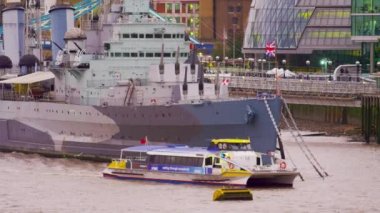 London, Büyük Britanya - Ekim 2011: oldukça yakın London city hall yumurta şeklinde Thames Nehri üzerinde bir gemide geçen bir teknenin sabit bir atış. Bir bulutlu gün Güz, 10 Ekim 2011 tarihinde filme.