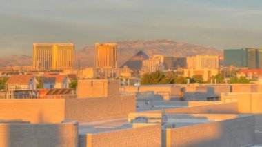 Timelapse, University of Nevada binalar, manzarası ve uzak dağ manzaralı bir gündoğumu sırasında kaydırma. Las Vegas
