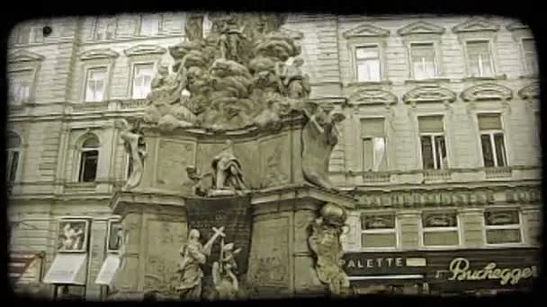 Tilt Shot Crowd People Top Tall Statue Vienna Vintage Stylized — Stock Video