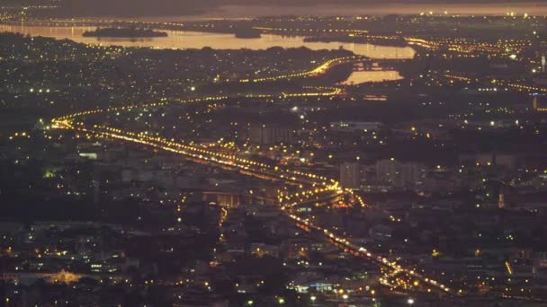 グアナバラ湾を含む夜忙しいリオ ジャネイロのロング ショットのパン 都市の上の見晴らしのいい場所から撮影 — ストック動画