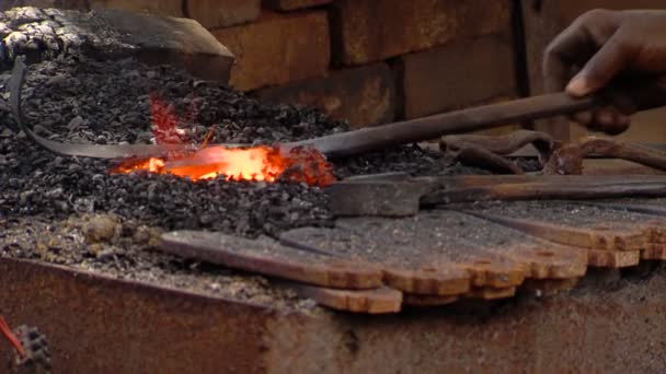 Atış Ateş Kömürlerin Karıştırarak Bir Demirci — Stok video