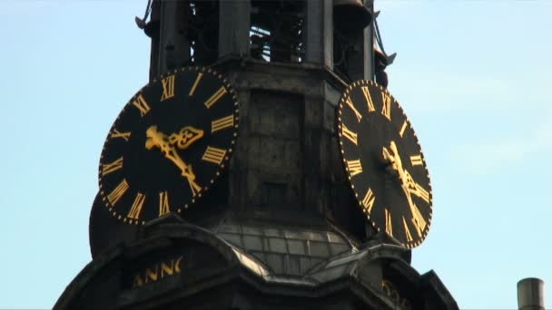 Aufnahme Von Zwei Zifferblättern Auf Einem Turm — Stockvideo