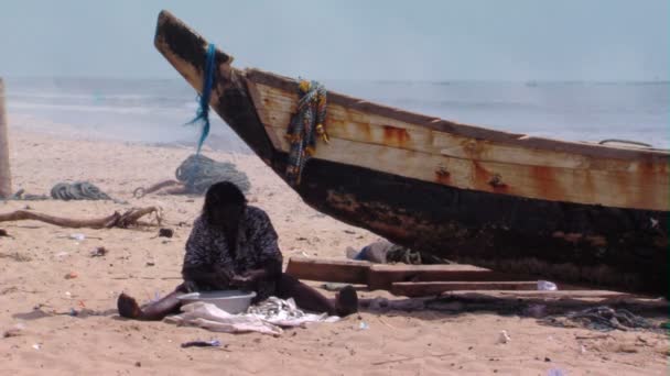 Afrika Kenia August 2010 Breite Aufnahme Einer Fischputzfrau Schatten Eines — Stockvideo