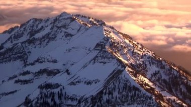 Karla kaplı dağ tepe Utah hava atış. Bu atışı günbatımı bir uçak sürme sırasında çekildi.