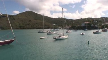 Teknelerden demirlemiş bir yeşil ada sahiline.