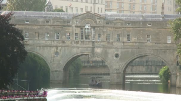 Tiro Pequeño Barco Que Debajo Puente Inglaterra — Vídeo de stock
