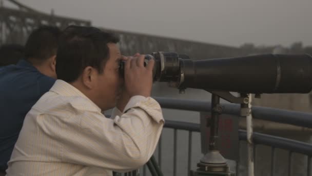 Renmin Kína 2012 Október Egy Lövés Férfiak Megtekintés Észak Korea — Stock videók