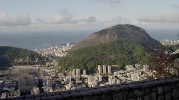 ブラジル リオデジャネイロのファベラの一部の静的なショット 一部の人々は 汚れた建物の屋根の上に見ることができます — ストック動画